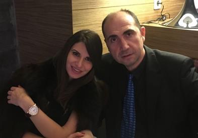 Себеси се нарекува „Кралицата на Тигар“, се бања во луксуз, а неговата слика ја чува како икона