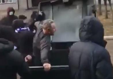 Видео: Гневни украински навивачи фрлија во контејнер директор на стадион