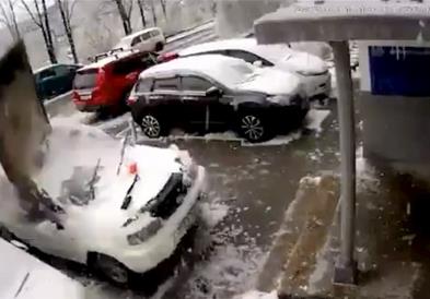 Видео: Русин за малку ќе настрадаше чистејќи го своето возило
