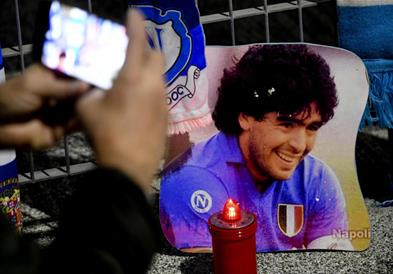Видео: Марадона погребан во присуство на само 20 лица