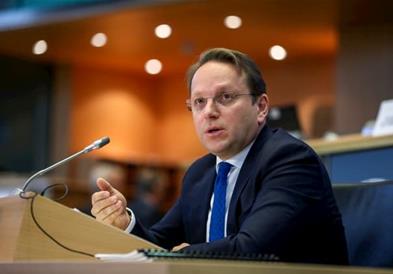 Вархеји ја поздрави одлуката на Србија, ја повика и Црна Гора да го направи истото