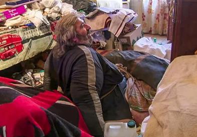 Морале да уриваат ѕид за да изнесат маж кој има 300 килограми