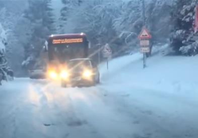 Видео: Голф влече автобус кој се заглавил во снег