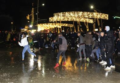 Хаос во Тирана: Спречена толпата да упадне во зградата на Владата,повредени полицајци (ВИДЕО)