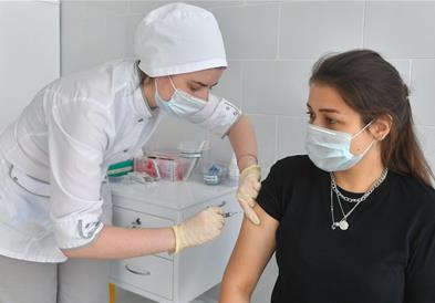 Да не се пие алкохол 56 дена по вакцинацијата, препорачува руска докторка