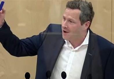 Пратеник во парламент покажа дека Кока Кола е позитивна на корона: Имаме проблем! (ВИДЕО)