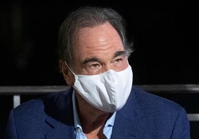 Легендарниот режисер Оливер Стоун објави дека се вакцинирал со руска вакцина 