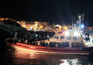 Црногорската полиција со помош на италијански хеликоптер, пресретнала едреник со 50 мигранти 