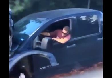 Најлудо возење по автопат, на возачот ништо не му пречи (ВИДЕО)