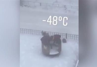 Видео: На минус 48 ги ослободиле учениците од училиште, децата излегле да играат на снегот