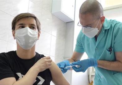 Србија почна со вакцинацијата против ковид-19, прва се вакцинираше Брнабиќ