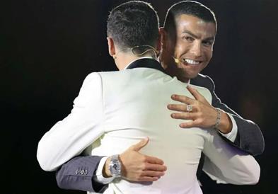 Кристијано ја одбил наградата за фудбалер на година и му ја предал на Левандовски