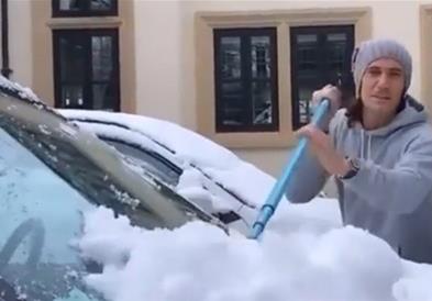 Кавани покажа колку е скромен: Сам си го чисти снегот од автомобилот (ВИДЕО)
