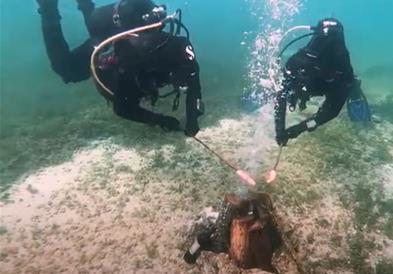 Видео: Нуркачи запалија василичарски оган во водите на Охридско Езеро