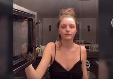 Го ставила мобилниот во микро за да ја сними пицата и стана светски хит (ВИДЕО)