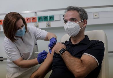 Грчкиот премиер Мицотакис ја прими и втората доза од вакцината против корона