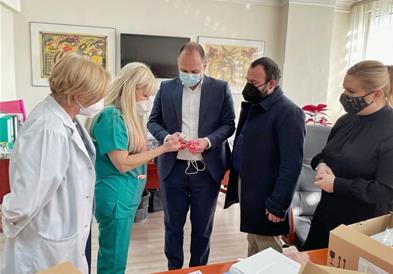 Израел на детската клиника донираше апарати за критични новороденчиња
