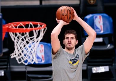 Видео: НБА ѕвездата Јокиќ се релаксира со песни од Мирослав Илиќ