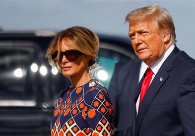 Меланија Трамп стигна на Флорида во фустан на Гучи од 3.600 долари (ФОТО)
