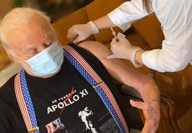 Фото: Одеше по Месечината а сега прими вакцина против корона