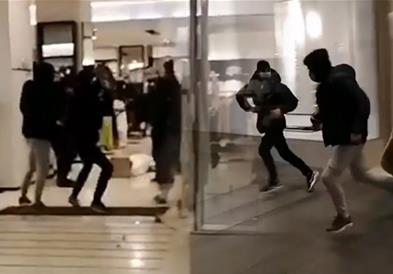 Видео: Мигранти влетале во бутик на Зара во Белград