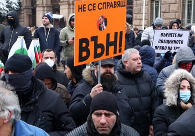 Масовни антивладини протести во Софија, земеник министерот им покажа среден прст (ВИДЕО)