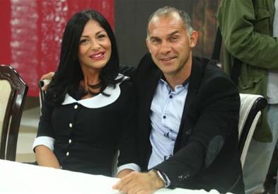 Познат фудбалер ја остави сопругата и замина со згодна манекенка