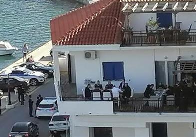 Грците му се налутија на Мицотакис:Руча со 30 лица без заштита за време на ,,локдаун" (ВИДЕО)