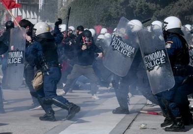 Хаос во Атина: Полицијата со солзавец против студентите (ВИДЕО)