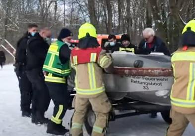 Германец пливал во замрзнато езеро во Берлин и починал