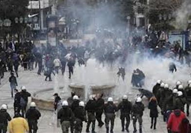 Масовни протести во Атина против носењето заштитни маски, десетина уапсени (ВИДЕО)
