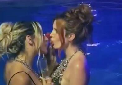 Жешката снимка на Бела Торн со порно актерка ја виделе над 5,7 милиони (ВИДЕО)