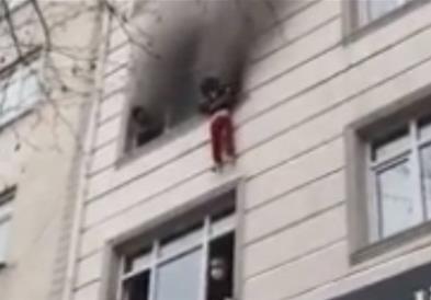 Ужас во Истанбул: Мајка си ги фрла четирите деца од трети кат за да ги спаси од пожар (ВИДЕО)