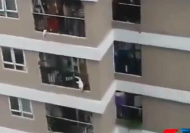 Видео: Девојче падна од  балкон на 12 кат, но имаше голема среќа