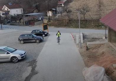 Тинејџер од Кавадарци ја извози велосипедско пешачка патека Моклиши на едно тркало