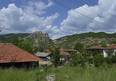 Периодичната работа во странство, сè уште го крепи животот во делчевското село Град