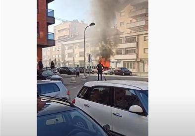 Видео: Автомобил гори на сред улица во Бања Лука
