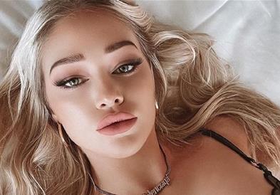 Се снимала во луксузен хотел, па случајно покажала интимни детали (ФОТО)
