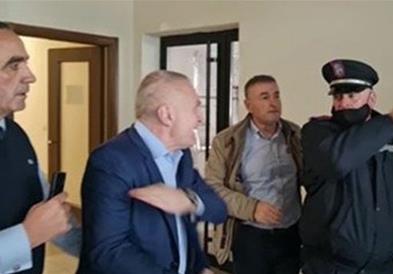 Албанскиот претседател Мета се судри со полицијата во Тирана (ВИДЕО)