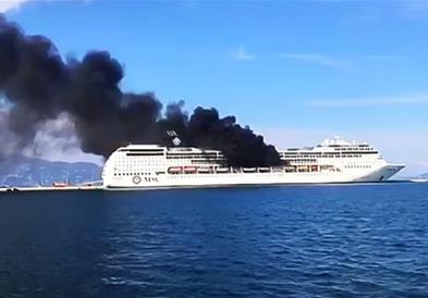 Гори голем крузер во пристаништето на Крф (ВИДЕО)