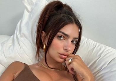 Емили Ратајковски објави фотографии додека се пораѓала, милион лајкови за еден час (ФОТО)