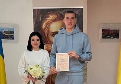 Голманот на Реал објави фотографија од венчавката, сите коментираат за тренерките 
