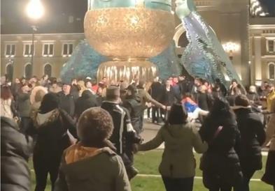 Видео: На плоштад во Белград се игра „Ужичко коло“