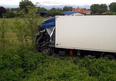 Фото: Сообраќајка во Хрватска, се превртел српски камион, 4 загинати