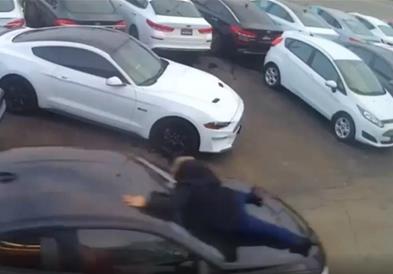 Влегол во салон како муштерија, излегол со украдено БМВ и со продавачот на хауба (ВИДЕО)