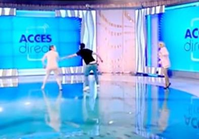 Влетала гола во емисија во живо и со цигла ја гаѓала водителката (ВИДЕО)