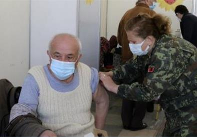 Албанија на плоштадот во Тирана започна со масовна вакцинација 