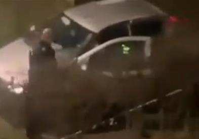 Полицаец удира момче (видео)