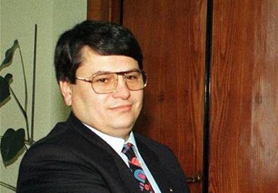 Од корона почина поранешниот премиер на Албанија, знамињата на половина копје 