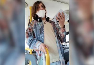 Младиот Горазд им го разубавува денот на скопјани во градскиот автобус 41 читајќи поезија